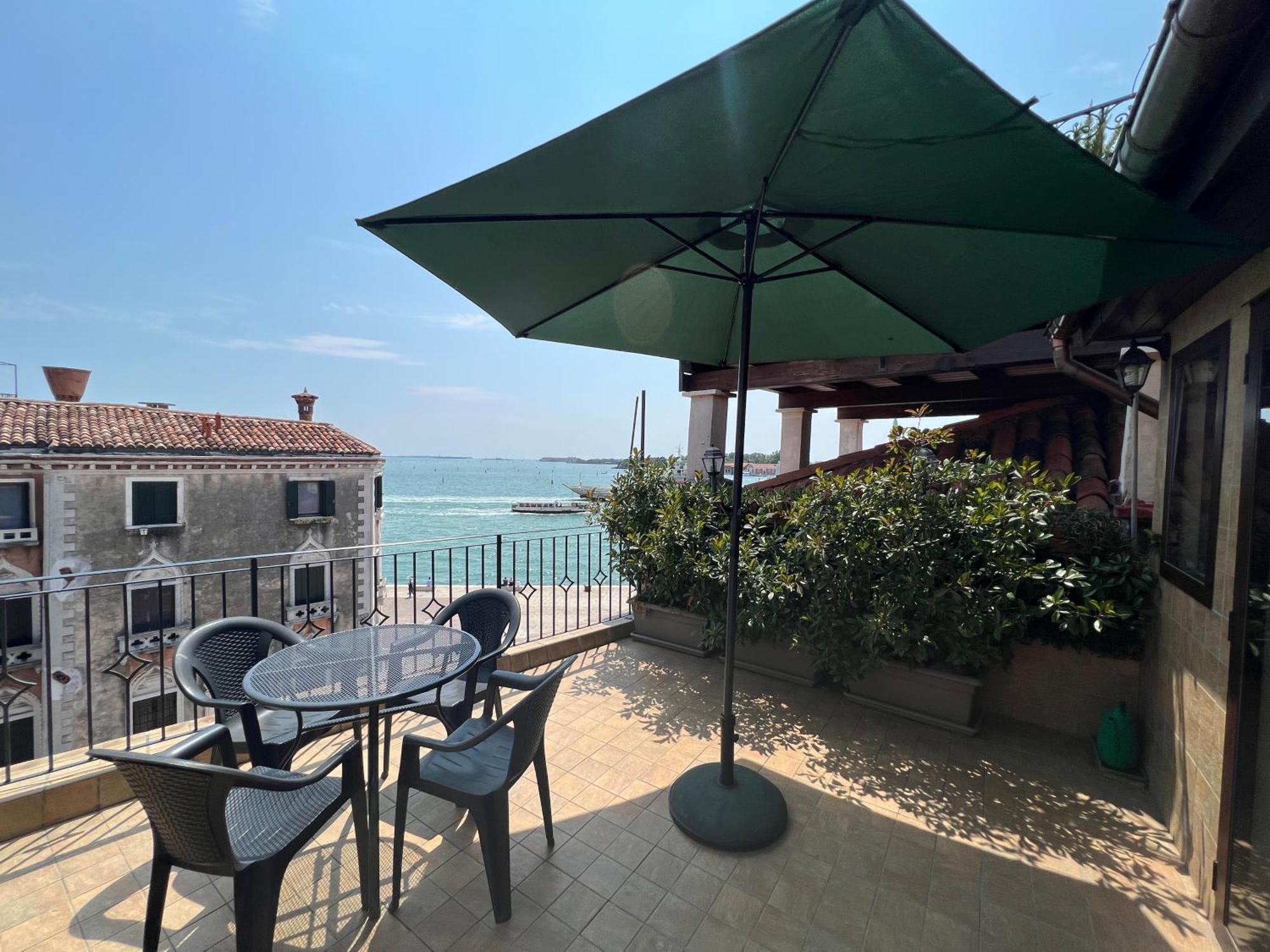 Ca' Delfina Holiday Home Venedig Exteriör bild