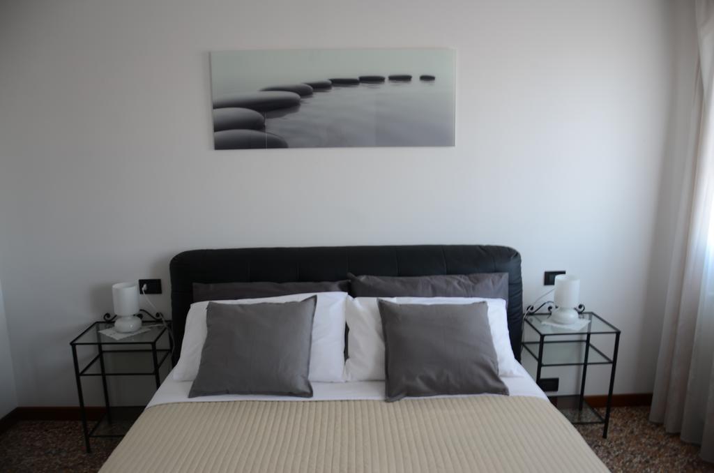 Ca' Delfina Holiday Home Venedig Rum bild
