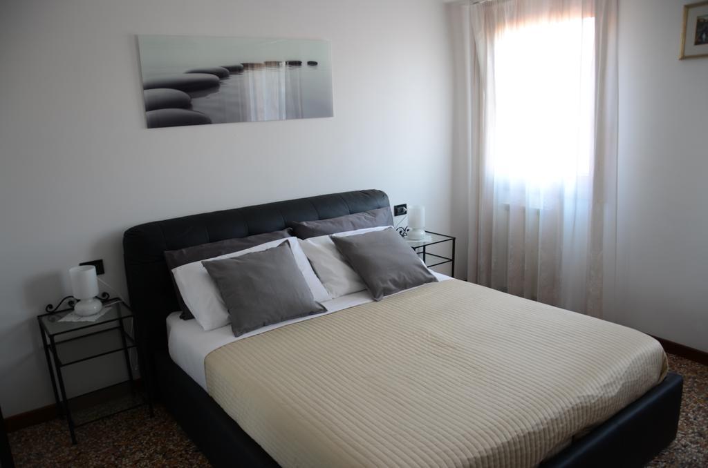 Ca' Delfina Holiday Home Venedig Rum bild