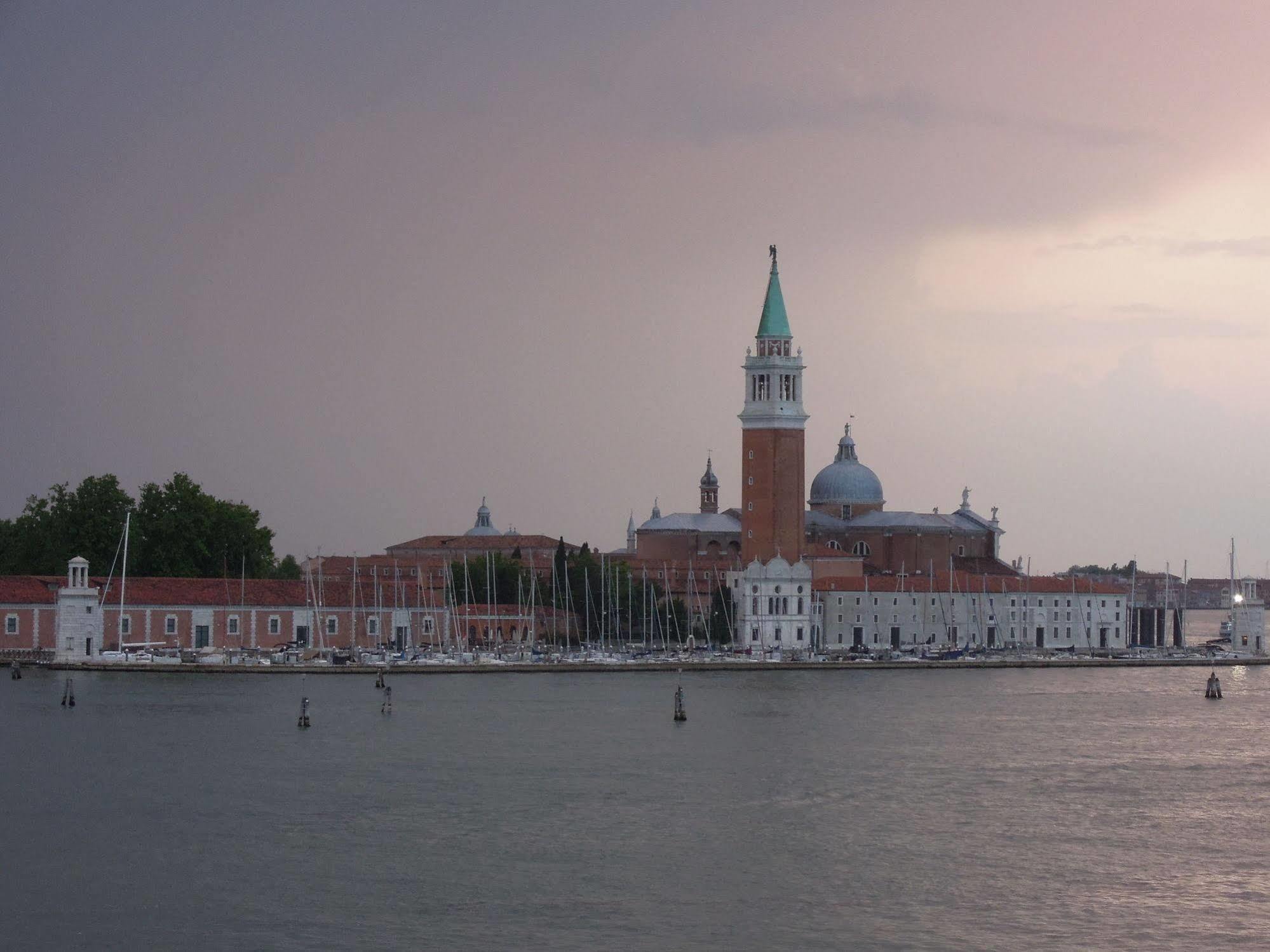 Ca' Delfina Holiday Home Venedig Exteriör bild