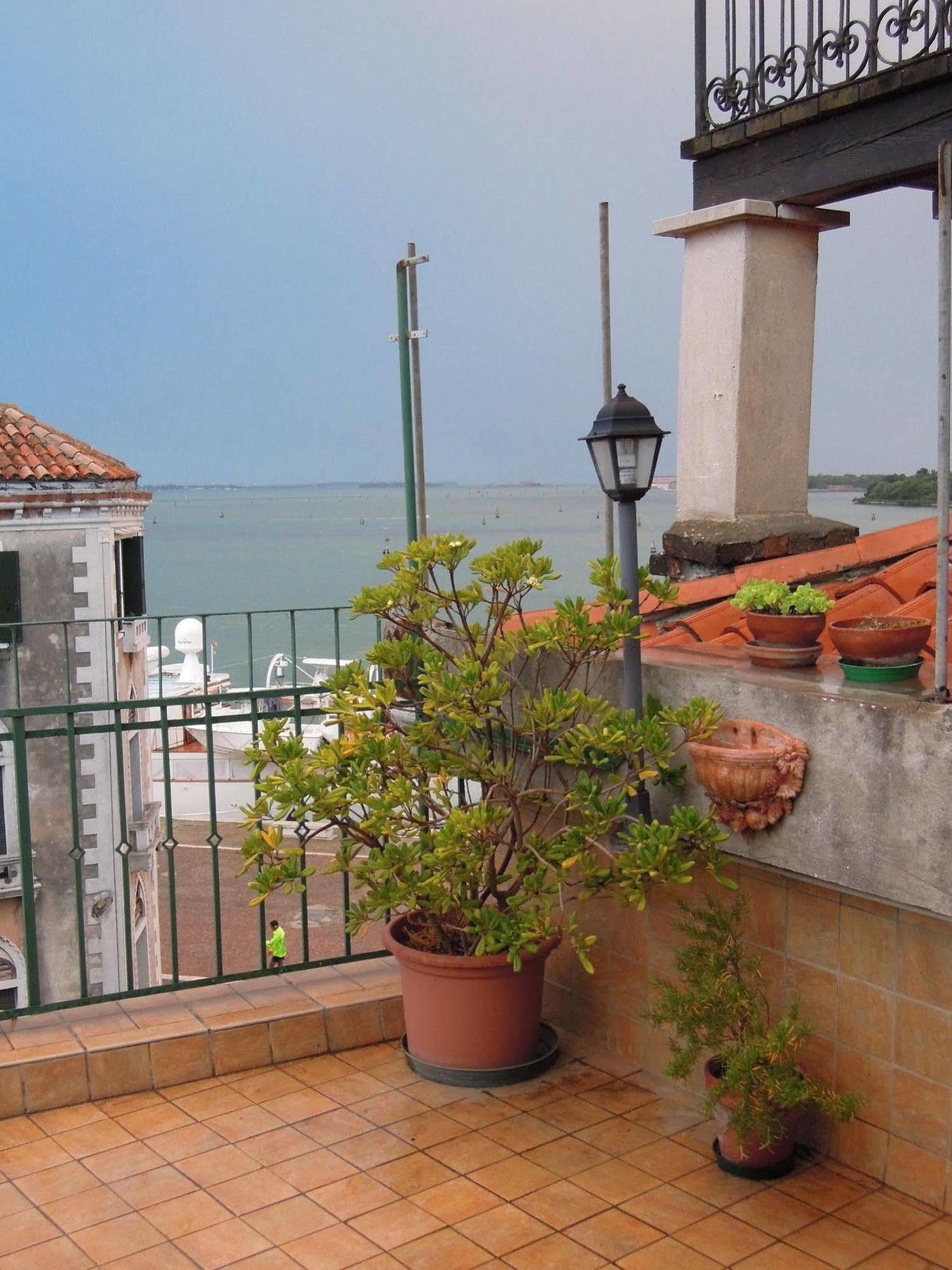 Ca' Delfina Holiday Home Venedig Exteriör bild
