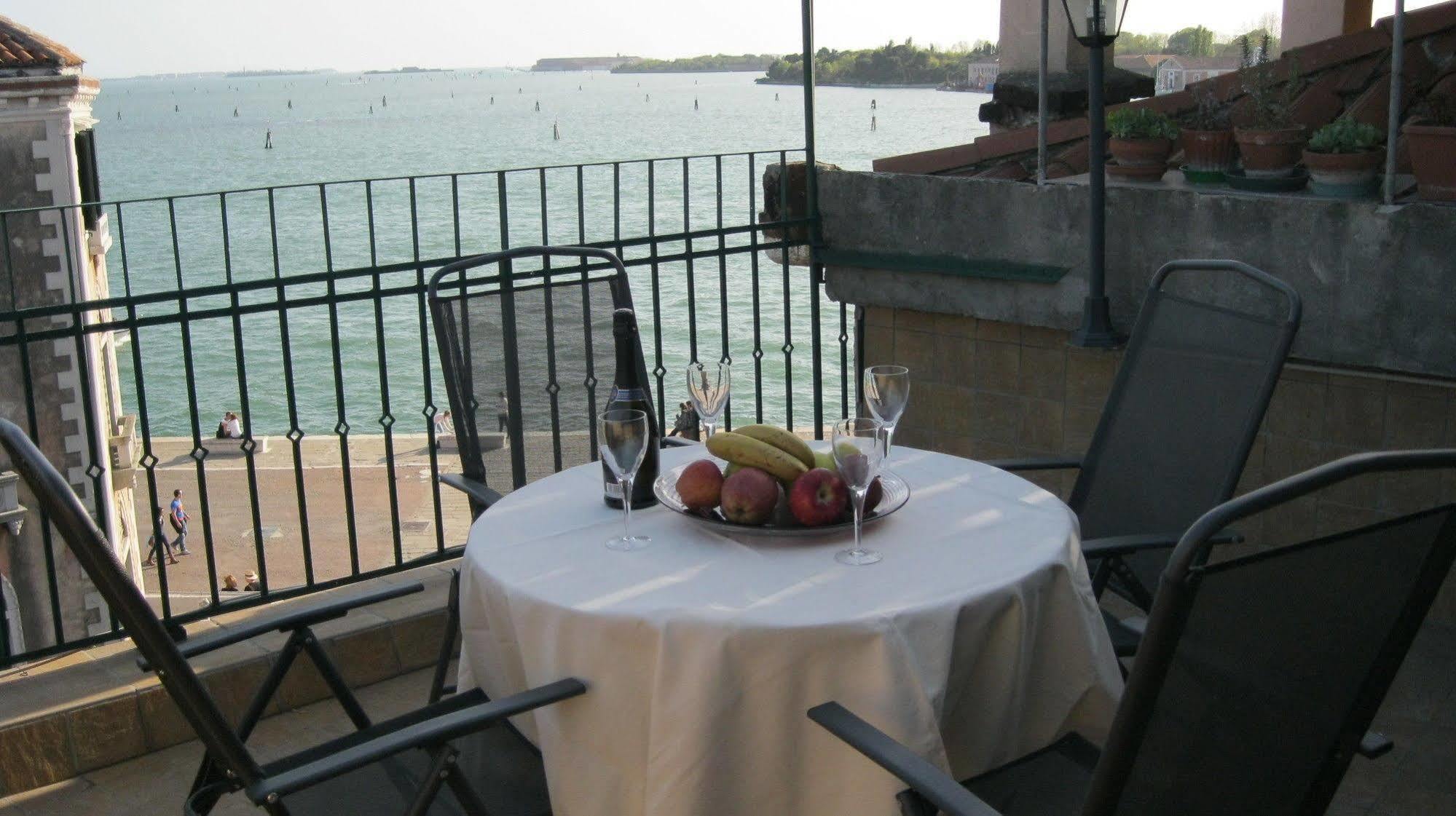 Ca' Delfina Holiday Home Venedig Exteriör bild