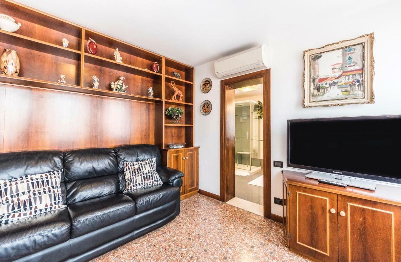 Ca' Delfina Holiday Home Venedig Exteriör bild
